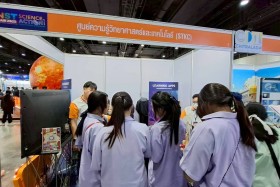 STKC ออกบูธจัดแสดงชิ้นงานชุด ตารางธาตุ ในรูปแบบ AR card สร้า ... Image 10